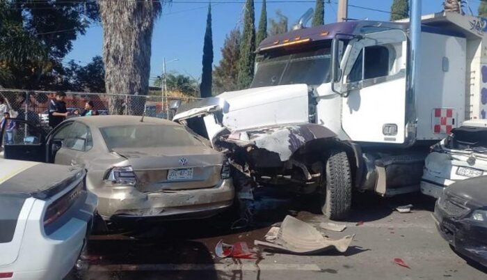 Aparatoso accidente se registra en Adolf Horn - ZMG Noticias