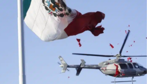 Un helicóptero corta en pedazos bandera de México en Campo Militar 1
