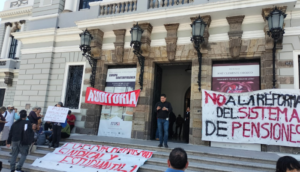 Maestros y estudiantes se manifestaron afuera del Paraninfo en contra de la reforma al sistema de pensiones