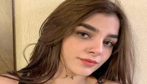 Karely Ruiz da peculiar regalo a fan  - ZMG Noticias