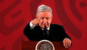 Pide AMLO que no tiren piedras ni bombas y que se quiten la capucha  - ZMG Noticias