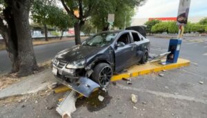 Derriban pluma en estacionamiento de Las Águilas - ZMG Noticias