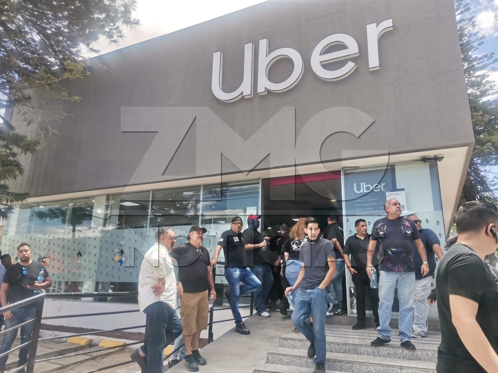 “Nos manifestamos por la desaparición y asesinato de nuestro compañero Gabriel Gómez Pérez”, así lo refirieron conductores de varias plataformas de viajes