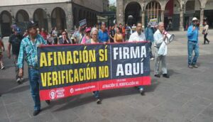 Entregan firmas para iniciativa ciudadana contra verificación - ZMG Noticias