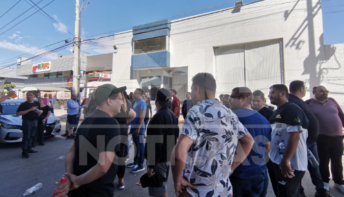 Conductores de varias plataformas manifestándose a las afueras de la Fiscalía del Estado de Jalisco.