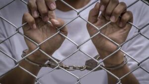 Itzel Guadalupe Z. y Luis Mario Z. son vinculados a proceso por agredir y amenazar a una mujer.