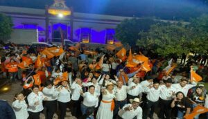 Chela Cibrián pinta de naranja a Mascota  - ZMG Noticias