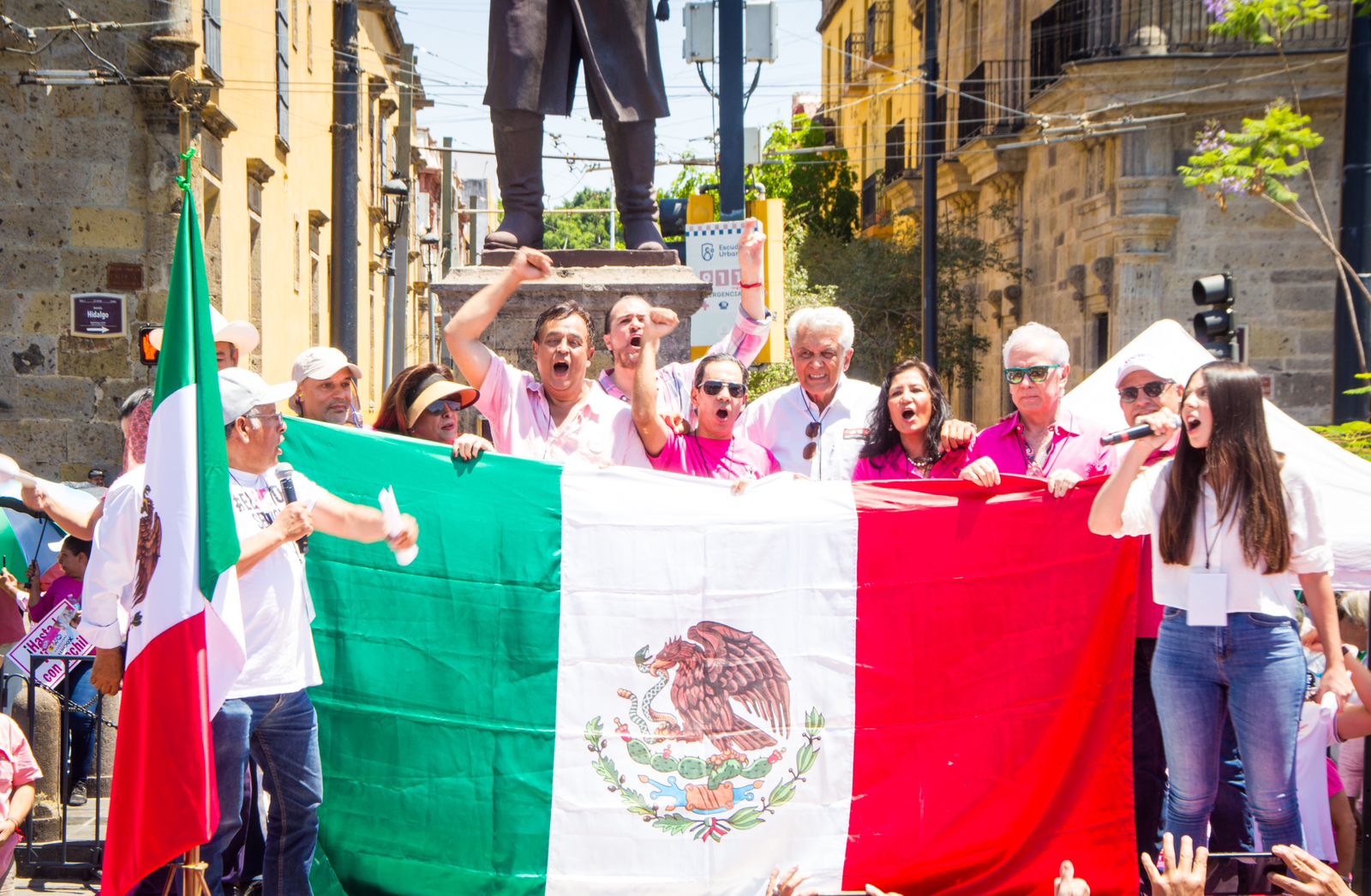 Los tapatíos se dieron cita en Plaza Liberación, en el centro de Guadalajara en apoyo a la "Marea Rosa".