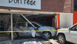 Una mujer de 83 años terminó con todo y su vehículo dentro de una panadería en Zapopan.