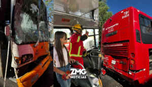 Así fue como quedaron dos transportes públicos después de chocar en la colonia Atlas, dejando a 24 personas lesionadas.