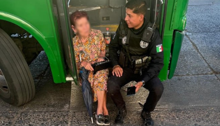 Mujer de la tercera edad fue regresada con su familia después de reportarla como extraviada.