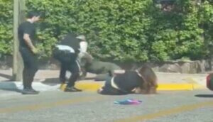 Mujeres golpean a policía vial  - ZMG Noticias