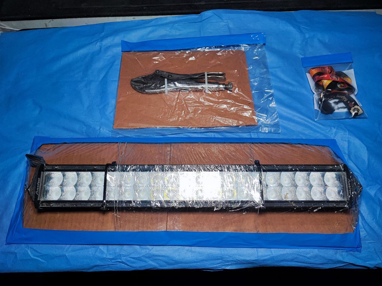 Un masculino fue sorprendido robando autopartes de vehículos en Jardines de los Belenes.