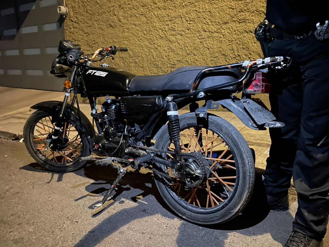 Motocicleta asegurada y sin placas.