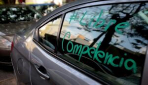 Conductores de plataforma manifiestan su derecho a trabajar en aeropuerto - ZMG Noticias