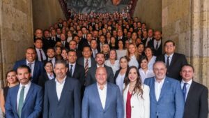 Enrique Alfaro entrega títulos de Maestría en Gestión Pública a servidores públicos de Jalisco.