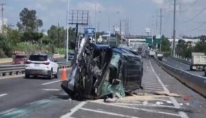 Familia sufre impresionante accidente en autopista - ZMG Noticias