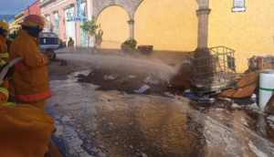 Incendio por acumulación de cartón en destilería es controlado por Bomberos