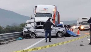 Tráiler impacta a tres vehículos en el Macrolibramiento - ZMG Noticias