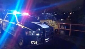 Policías de Tlaquepaque rescatan a hombre de canal - ZMG Noticias