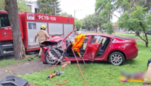 Conductor queda prensado tras fuerte choque en Jardines Vallarta