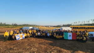 Bomberos jaliscienses regresan de Canadá tras combatir incendios forestales