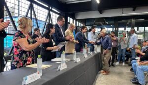 Entrega títulos de propiedad a familias de 11 colonias de Zapopan - ZMG Noticias