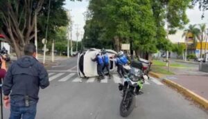 Abandonan vehículo volcado - ZMG Noticias