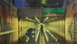 Gran caos vial por inundación en desnivel - ZMG Noticias