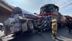 Impresionante accidente protagonizan locomotora y autotanque - ZMG Noticias