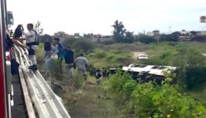 Camión con estudiantes de Jalisco vuelca en Celaya - ZMG Noticias