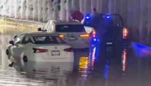 Policías de Zapopan rescatan a familia atrapada en vehículo inundado