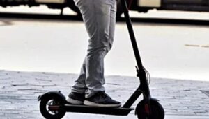 Prohíben circular por la banqueta a scooters y patines eléctricos - ZMG Noticias