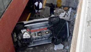 Camioneta cae del segundo piso de una torre de estacionamientos - ZMG Noticias