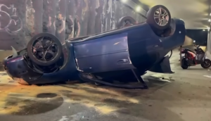 Conductor evita colisión y termina volcado en paso a desnivel de Patria y Colón