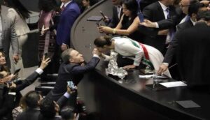 Beso en la mano y primera “maroma” del sexenio - ZMG Noticias