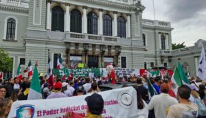 Trabajadores del Poder Judicial se manifiestan ante UdeG, - ZMG Noticias