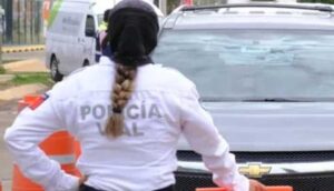 Agentes viales hostigan a automovilistas por uso de portaplacas - ZMG Noticias