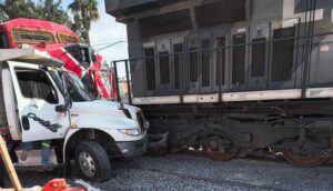 Camión de volteo se impacta con tren en Tlaquepaque - ZMG Noticias