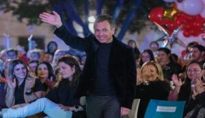 Lemus celebra la navidad con niñas y niños de Hogar Cabañas - ZMG Noticias