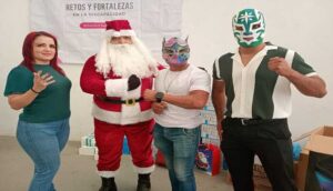 Luchadores tapatíos apadrinan a niños que enfrentan alguna discapacidad - ZMG Noticias