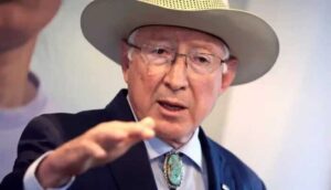 Ken Salazar califica de arrogante a Trump, - ZMG Noticias