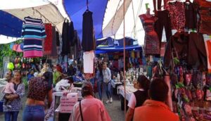 Comerciantes del tianguis de Loma Bonita señalan a funcionaría por abuso - ZMG Noticias