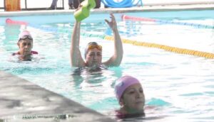 Ofrecen terapia acuática con “Carril Rosa” - ZMG Noticias