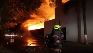 Activan Emergencia Atmosférica en Zapopan por incendio en fábrica de químicos - ZMG Noticias