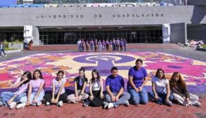 Estudiantes realizan “tapete efímero”