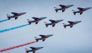 ¡Impactante! Dos aviones de acrobacias se estrellan en Francia - ZMG Noticias