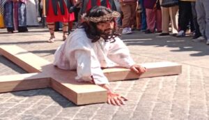 Tapatíos manifiestan su Fé en Viacrucis - ZMG Noticias