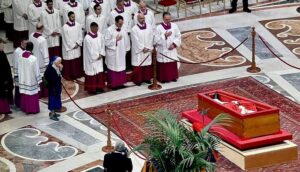 Monja rompe protocolo y llora junto al féretro del Papa - ZMG Noticias