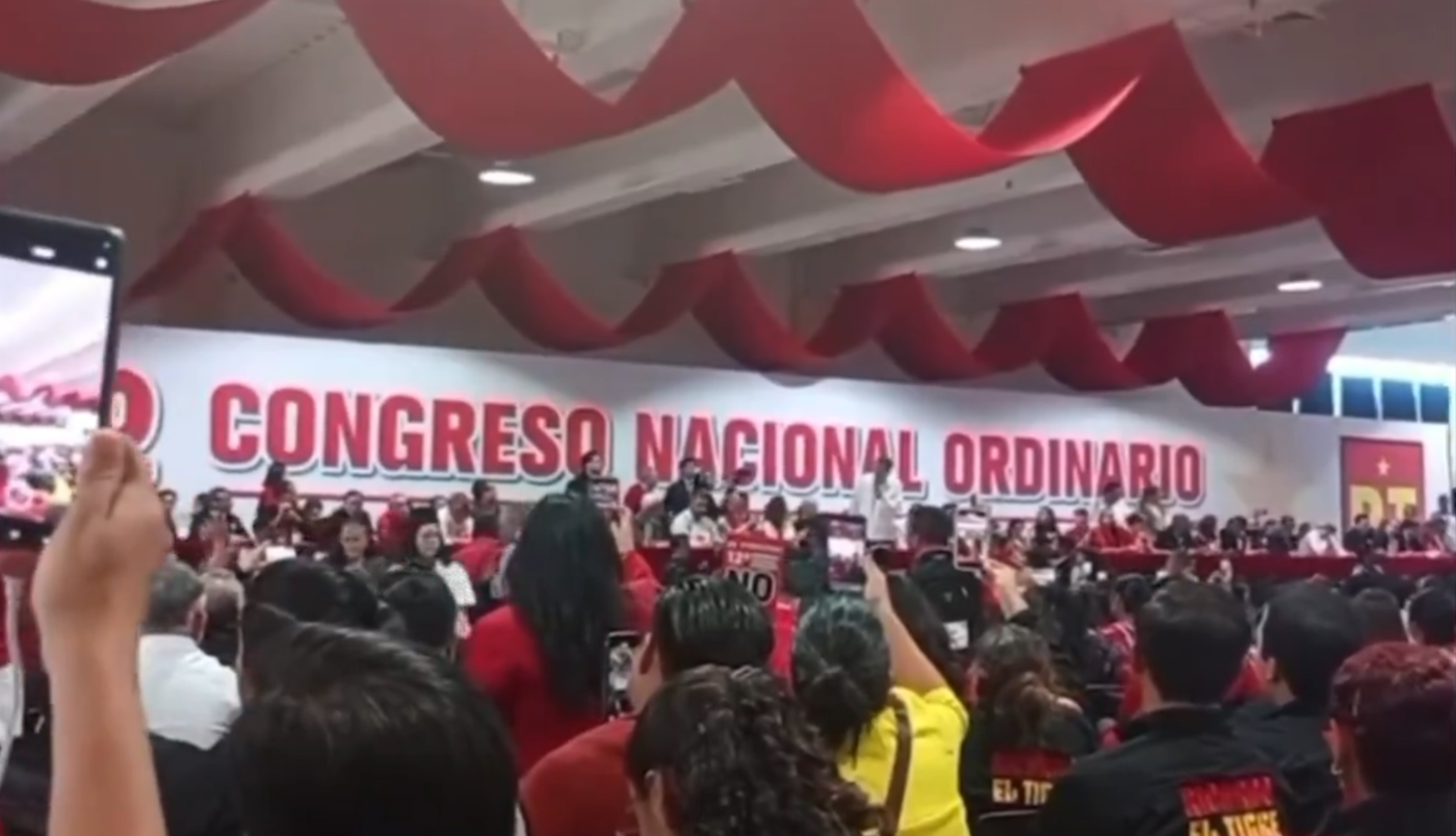 Militancia del PT corre a Fernández Noroña entre gritos y reclamos en Congreso Nacional